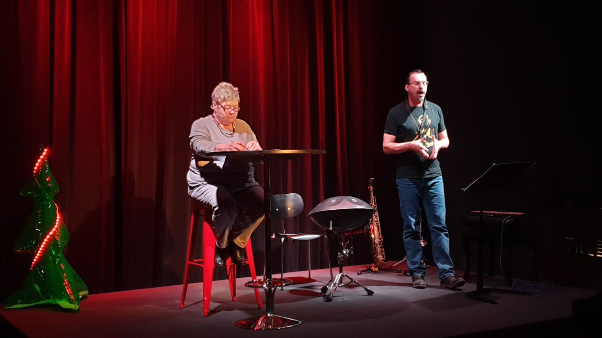 Die Proben für unsere musikalische Weihnachtslesung mit Christiane Rausch un Jitz Jeitz laufen! 
Vorstellungen am 14. und 15.12. um 20h00 im Foyer des TNL.