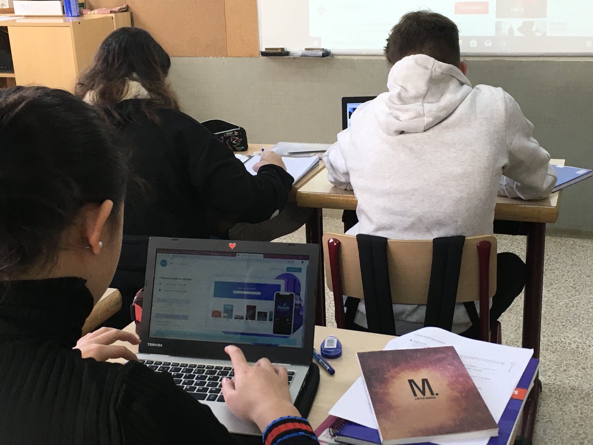 LaSalleLaSeu's tweet photo. Després de llegir el llibre “M” de Lolita Bosch els alumnes de #Filosofia comencen a crear els seus cartells dins la campanya de prevenció sobre la #violènciadegènere que duran a terme #ProjecteM @Cruilla_Lit https://t.co/mdf84Xmz9o