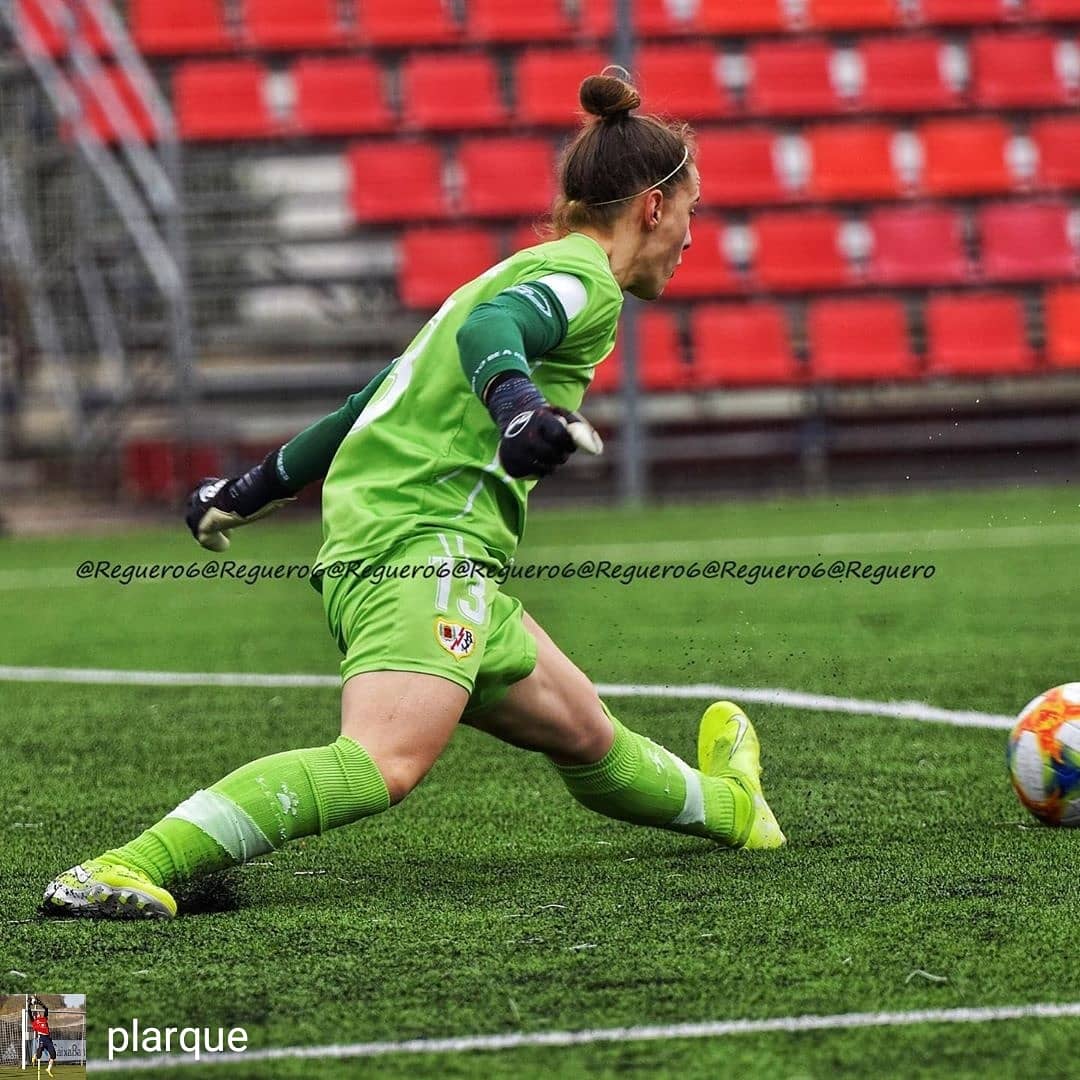 RGFemenino's tweet photo. Reposted from @plarque (@get_regrann) - Todos los niños sueñan con meter el gol perfecto. Yo sueño con pararlo. •
•
🤫🧤⚽️ •
•
#borntobeakeeper #teamrg #rg #rgbionix #goalkeeper #porteros #rayovallecano #futfem #soccer - #regrann https://t.co/LQBoBCjAso