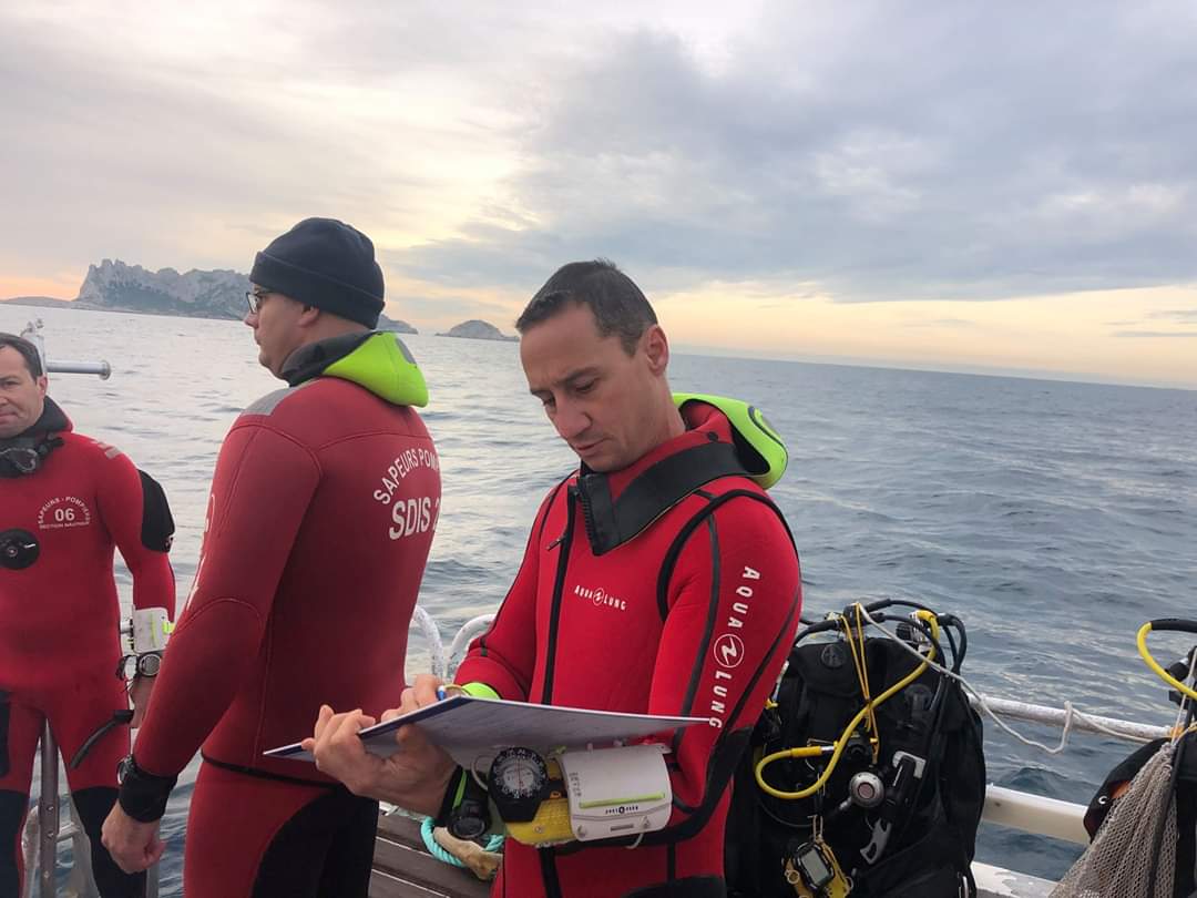 sdis21's tweet photo. Trois sapeurs-#pompiers professionnels de #Dijon ont validé leur stage #SAL2, dispensé à l'@ECASCVALABRE durant 1 mois.
Le @sdis21 est donc fier de compter parmi ses rangs 3 nouveaux chefs d'unité de la spécialité #SecoursNautique. https://t.co/JKsML6I8aZ