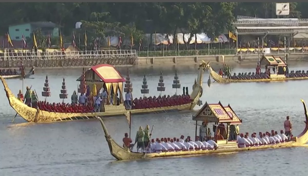 TeddyKung's tweet photo. แสงสีทองยามเย็น เมื่อต้องเรือพระที่นั่ง มันงดงามวิจิตรจนบรรยายไม่ถูกเลย สวยสมพระเกียรติอย่างที่สุดในวันนี้ อากาศดีมาก ท้องฟ้าแจ่มใส และน้ำนิ่ง เสียงเห่เรือดังก้องไกลกังวานไปทั่วคุ้งน้ำเจ้าพระยา ภูมิใจในความเป็นคนไทยที่สุด #ขบวนพยุหยาตราทางชลมารค #พระราชพิธีบรมราชาภิเษก #THAILAND https://t.co/z8u7Hzwe5P