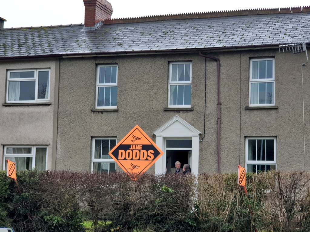 WmPowell2021's tweet photo. Final 🔶 poster upgrade of our @BandRLibDems @WelshLibDems campaign this AM at #CastleTerrace #Talgarth. Our town's senior resident &amp; WW2 Veteran Mr John H Gwynne &amp; neighbour Dave Evans check out the @LibDemDiamonds craftsmanship #BrighterFuture #PollingDay🗳 #GeneralElection2019 https://t.co/KO0xz8wJke