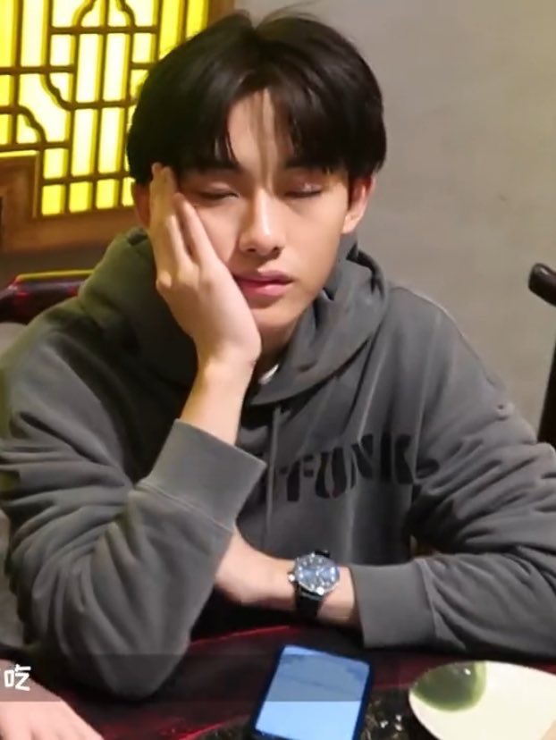 : เอ้า ไหนบอกจะมาเฝ้าหลับเฉย กลับบ้านไปนอนไป
: ทำไม ง่วงด้วยเป็นห่วงด้วยไม่ได้รึไง อ่านๆไปเถอะ ผมจะปล่อยให้พี่อยู่ข้างนอกคนเดียวตอนดึกๆได้ยังไงกัน