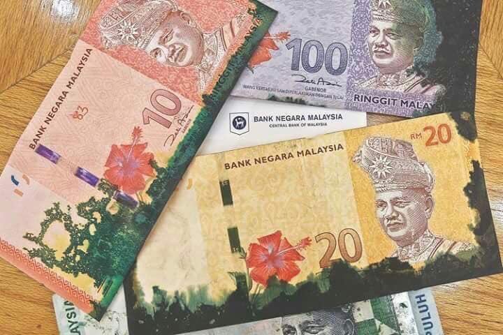 mind0212345's tweet photo. TAKE NOTE! DUIT ROMPAKAN!!

jika kita menerima duit yang dikotorkan dengan dakwat ink seperti dalam gambar x kiralah di kedai atau dmana-mana harap kita jgn menerimanya, kerana duit yang dikotorkan dengan dakwat ink seperti ini adalah duit dari hasil rompakan melalui mesin ATM. https://t.co/xB6K7cYw0D