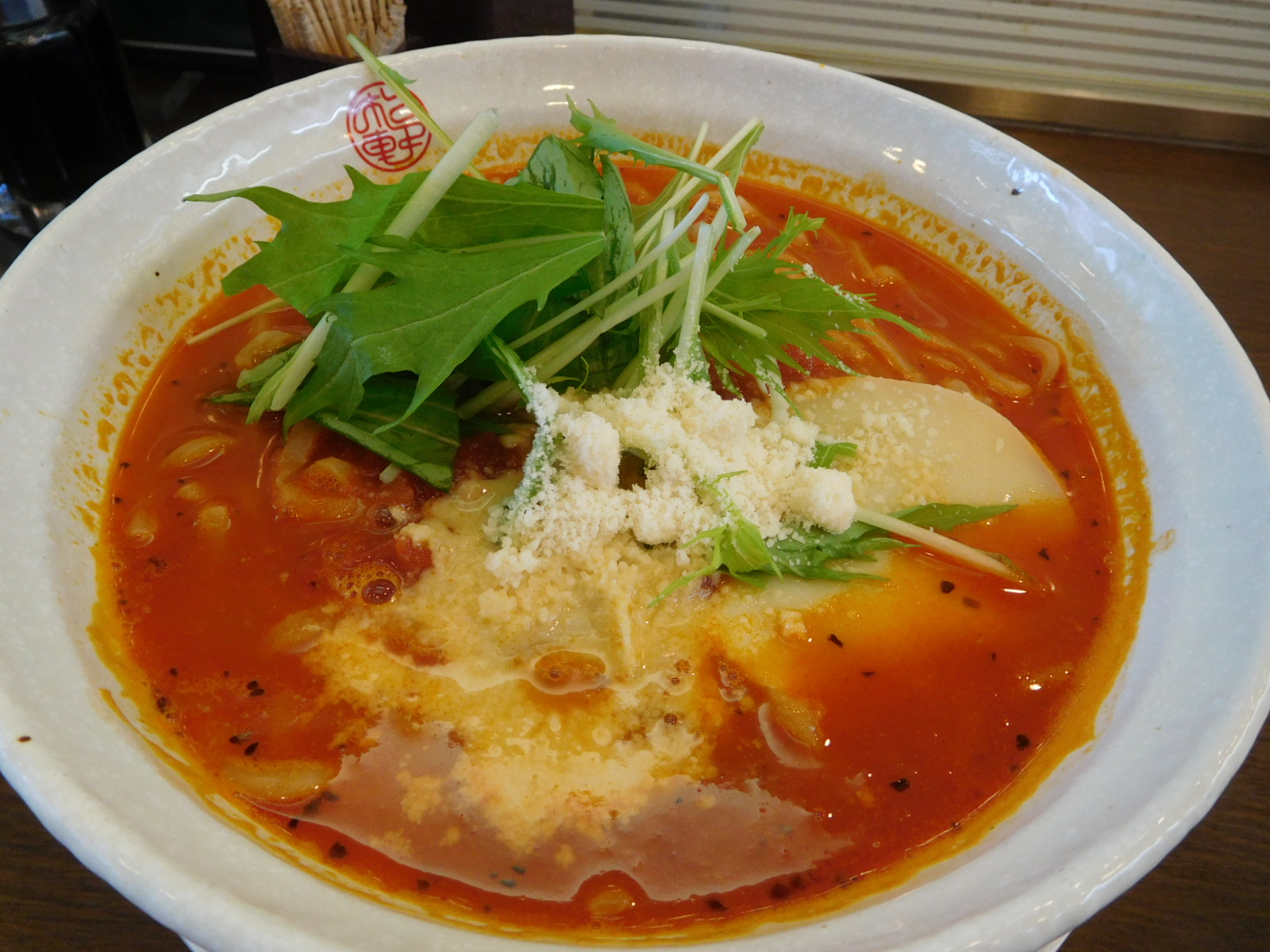 ひとくちトマト 田無駅近くの松軒中華食堂でトマトラーメンを 多加水麺と濃厚なトマトスープに２種類のチーズ セロリ の花の時よりトマトが濃厚で好きかも セロリの花 トマトの花 と同じ 松屋系列 なんですよね きっと モッツァレラトマト麺