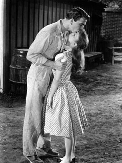 "كانت تنطق الحروف بطريقة خاصة ، مُختلفة قليلاً ، وهذه القليلاً كلّفتني قلبي "💜