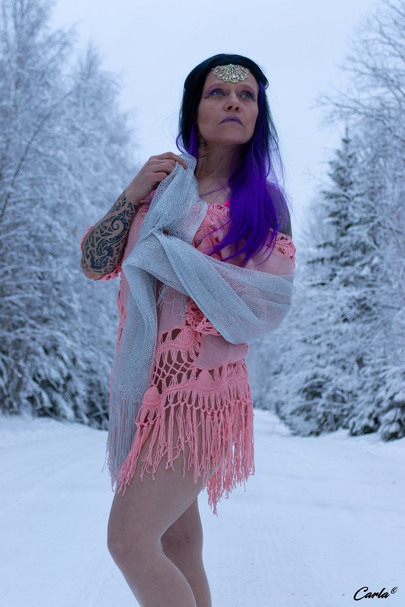 Volucris3's tweet photo. #snow #winter #finnishnature #finishwoman #barefoot #altmodel #tattooed
📸:@Carlasphoto https://t.co/P5F1TboWBB