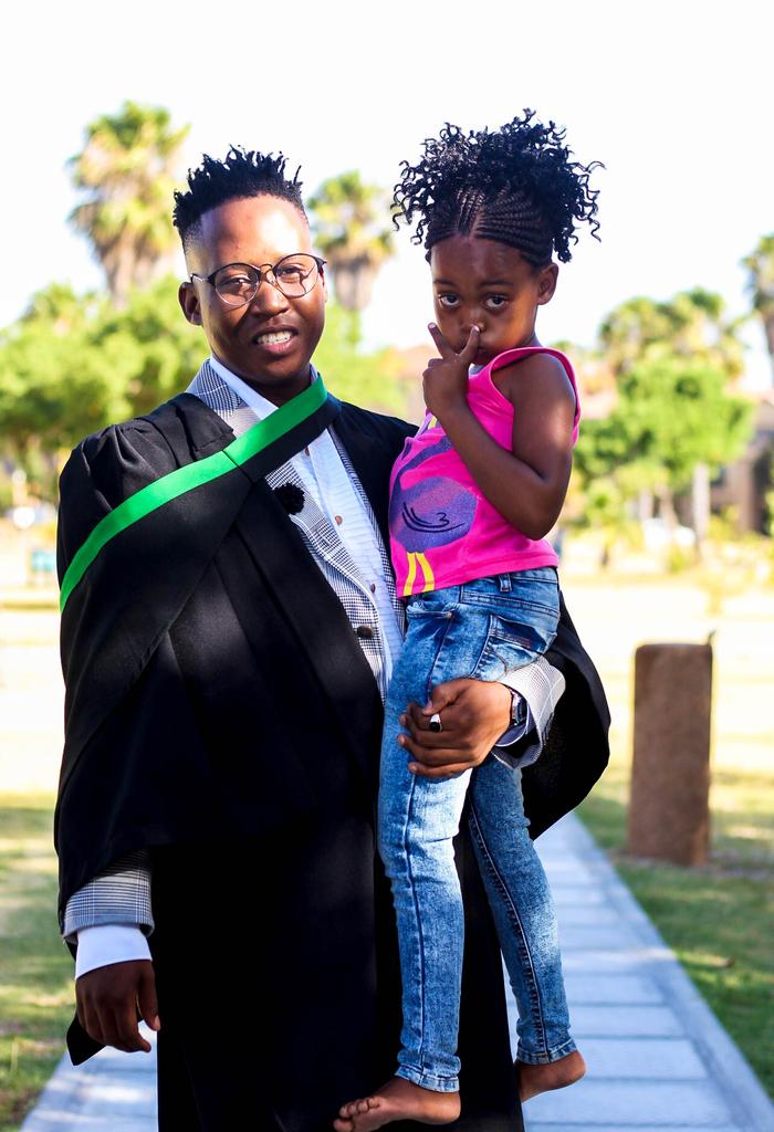 teee_ban's tweet photo. I wish God could have kept my parents a lil longer. Your boy is still focused Ma🙏🙏.
#Mechanical_Engineering
#CPUTSummerGrad2019 https://t.co/4NYAYXMLhR