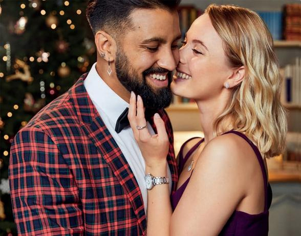 GiftBetterUK's tweet photo. A watch? ⌚A necklace, cufflinks, a ring? 💍What bling are you hoping for this year? We’ve got an £100 Gift Card from @ejonesjewellers,  for your chance to win, retweet below using #GiftBetter and tell us what you’d like? 

Ends 23:59 12.12.19 

T&amp;Cs – https://t.co/XVJ6dmq0nz https://t.co/1vKXxo3Vu4