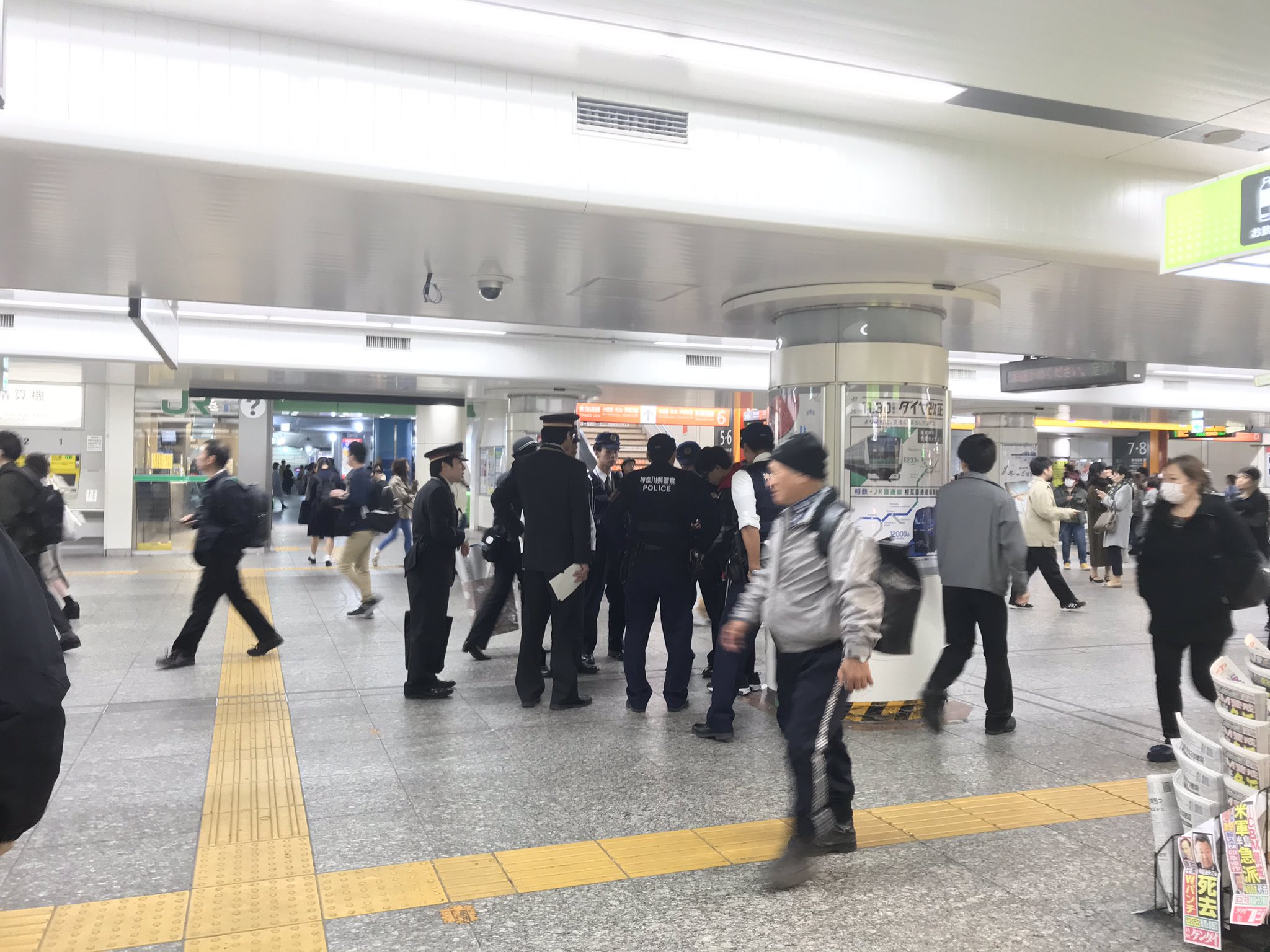 話題の横浜駅 京急乗り換え口のeg 虹の改札見に行ったら 近くで拿捕られてるやつおったw T Co 804uqal4yf Twitter