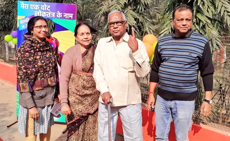 DC_Ranchi's tweet photo. On a lighter note-
Few voters make their booth visit a family outing.
In pictures we can see families from different parts of #Ranchi coming to cast their vote & enjoying the festival of democracy.
What are you doing today? Let's celebrate #VoteParv with your family. https://t.co/RmefRmZB7A
