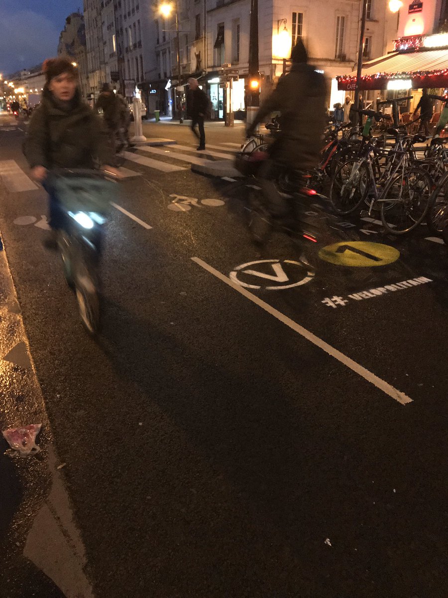 Ce matin, c’est opération inauguration du #Vélopolitain sur la Rue de Rivoli, avec <a href="/MDBIDF/">Mieux se déplacer à bicyclette</a> 
Bonne ambiance et beaucoup de cyclistes !
Vivez Paris, Votez Vélo ! votez-velo.paris #Municipales2020