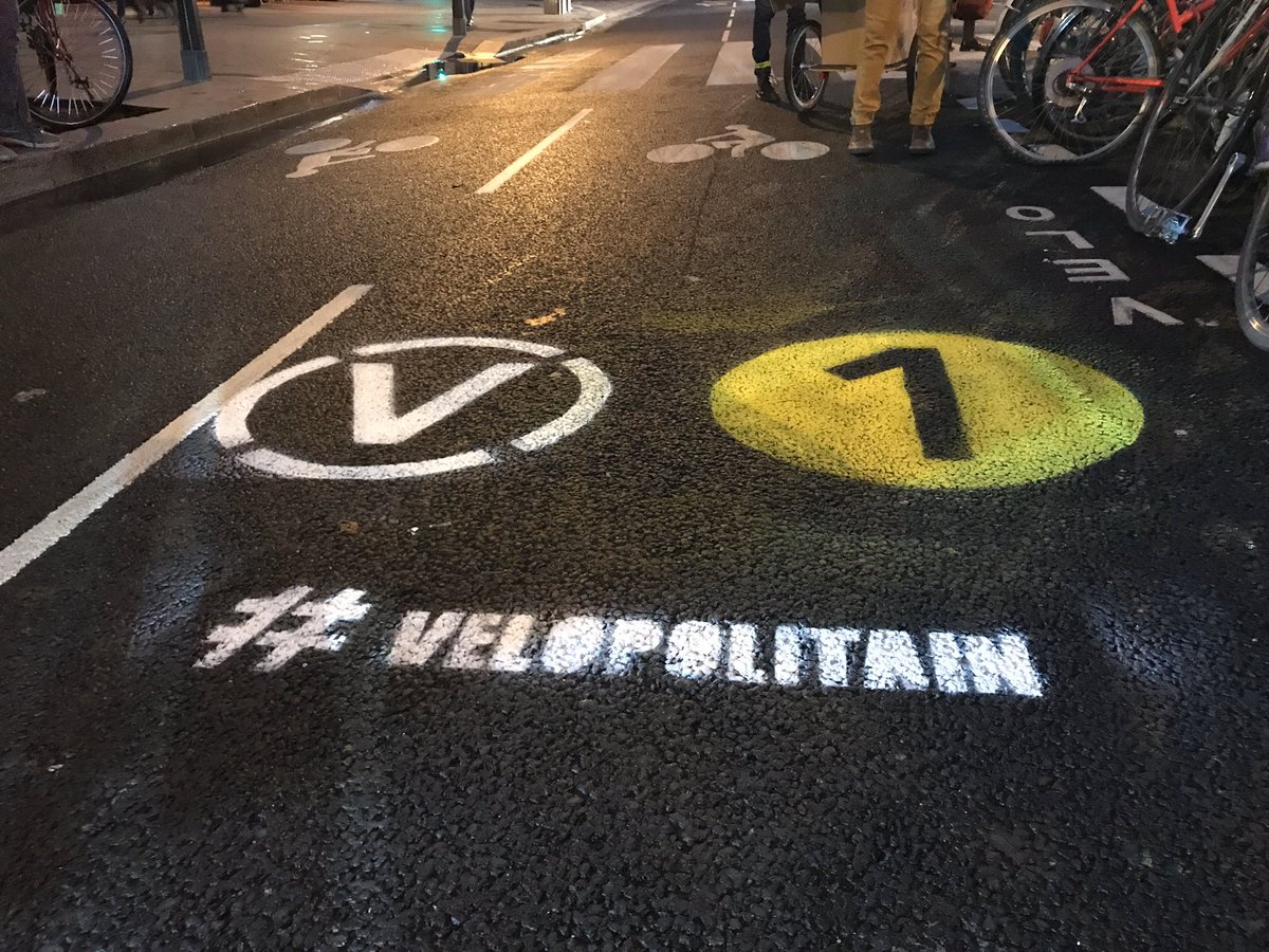 ParisEnSelle's tweet photo. Ce matin, c’est opération inauguration du #Vélopolitain sur la Rue de Rivoli, avec @MDBIDF 
Bonne ambiance et beaucoup de cyclistes !
Vivez Paris, Votez Vélo ! https://t.co/wTaK42xAai #Municipales2020 https://t.co/M61mQQdKRS