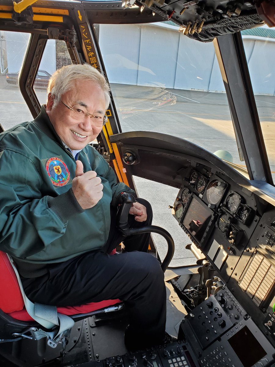 高須克弥 Pa Twitter 航空自衛隊入間基地ヘリコプターコックピットなう