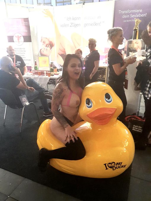 I rub my duckie ❤😍 https://t.co/TX4yET1S5t<a href="/tag/coronavirus"class="tags"><span>#coronavirus</span></a><a href="/tag/coronalockdown"class="tags"><span>#coronalockdown</span></a>