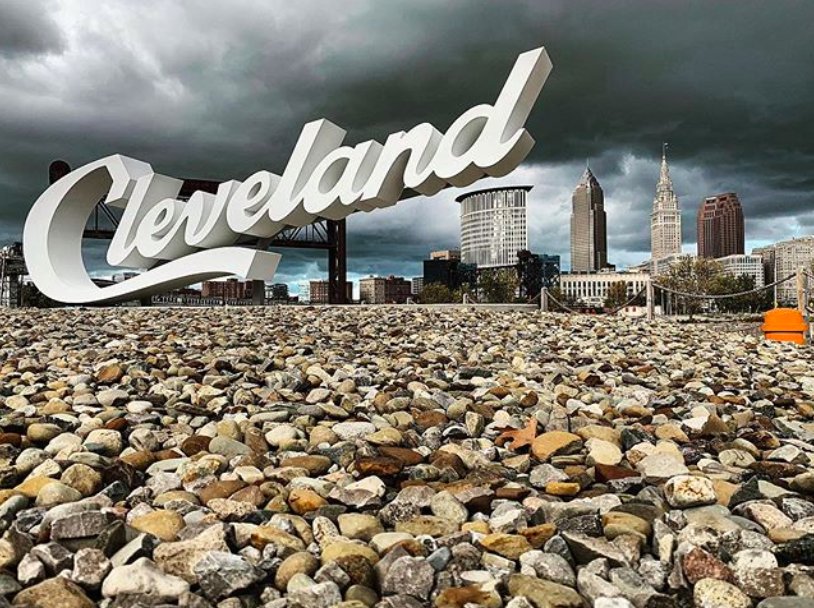 StreetMade's tweet image. This pic defines our city!!! Its Beautiful even in the darkness... Its HOME!!! (S/o to the photographer)  #Cleveland #Ohio #216 #art #stolenpic #photography #Eastside #Westside #Theland #downtown #skyline #beautiful #darkness