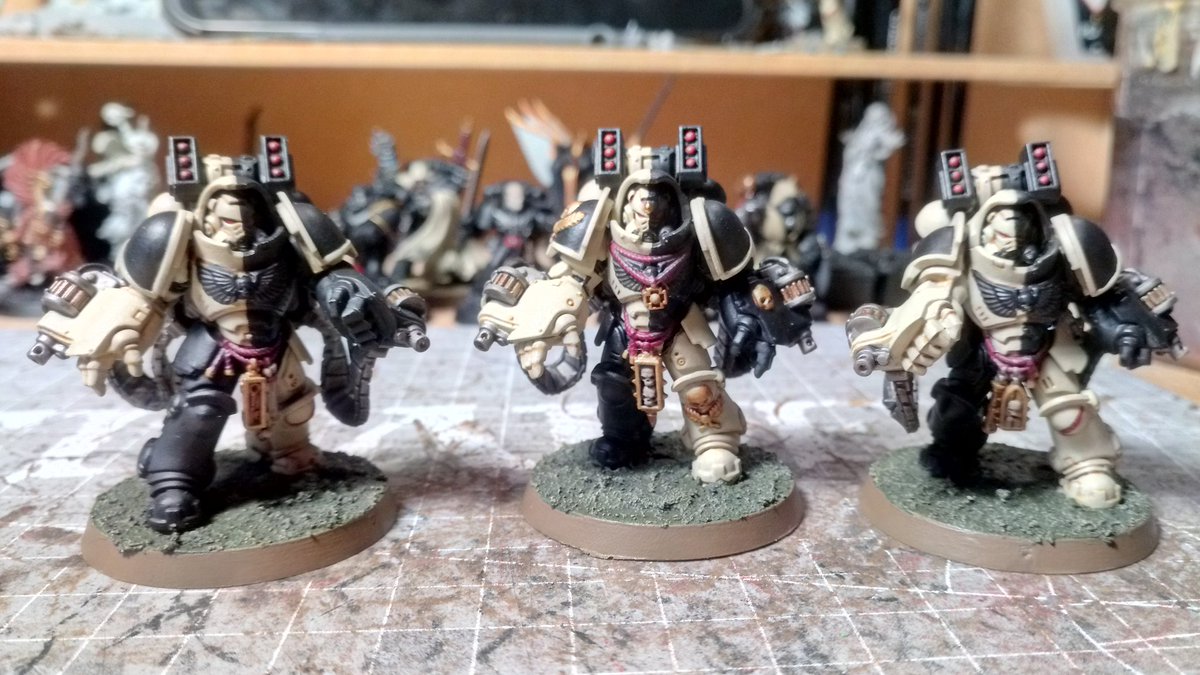 MutantZombie303's tweet photo. My Angels of Defiance finally get a HQ and some serious firepower. #warhammer40k #40k #darkangels #angelsofdefiance #spacemarines https://t.co/fmLtFSnSJt