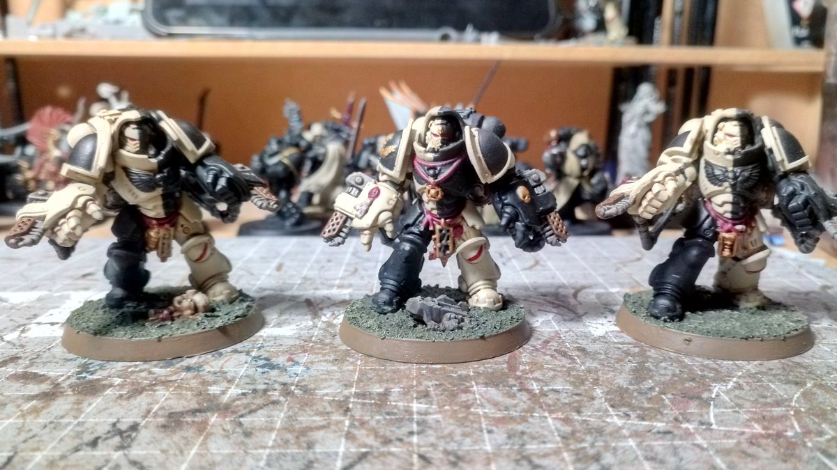 MutantZombie303's tweet photo. My Angels of Defiance finally get a HQ and some serious firepower. #warhammer40k #40k #darkangels #angelsofdefiance #spacemarines https://t.co/fmLtFSnSJt