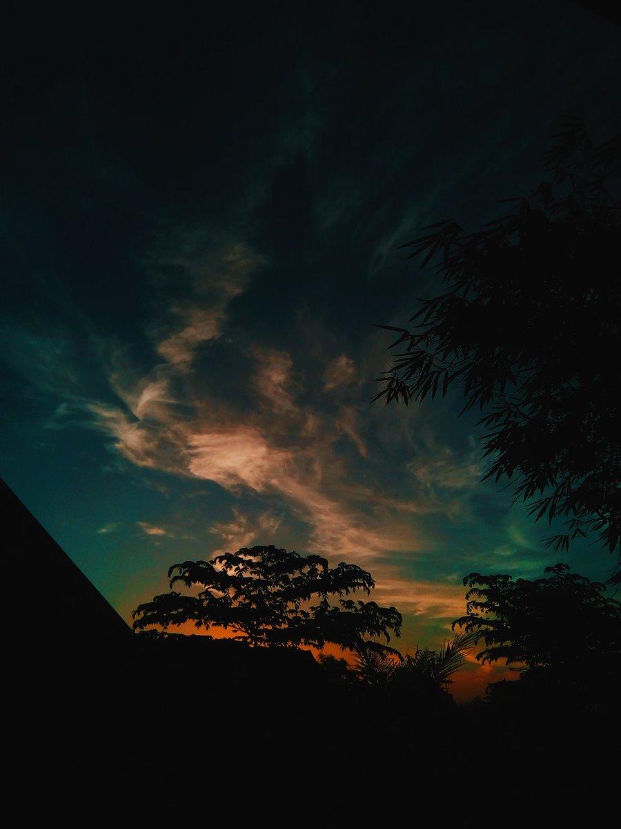IniAku26527256's tweet photo. Meskipun banyak sekali masalah yang datang menghampiri, sekian banyak caci dan maki, manfaatkanlah hal itu sebagai tamparan untuk diri sendiri agar bisa menjadi pribadi yang lebih baik lagi. 
#Senja https://t.co/70DwklvNHR