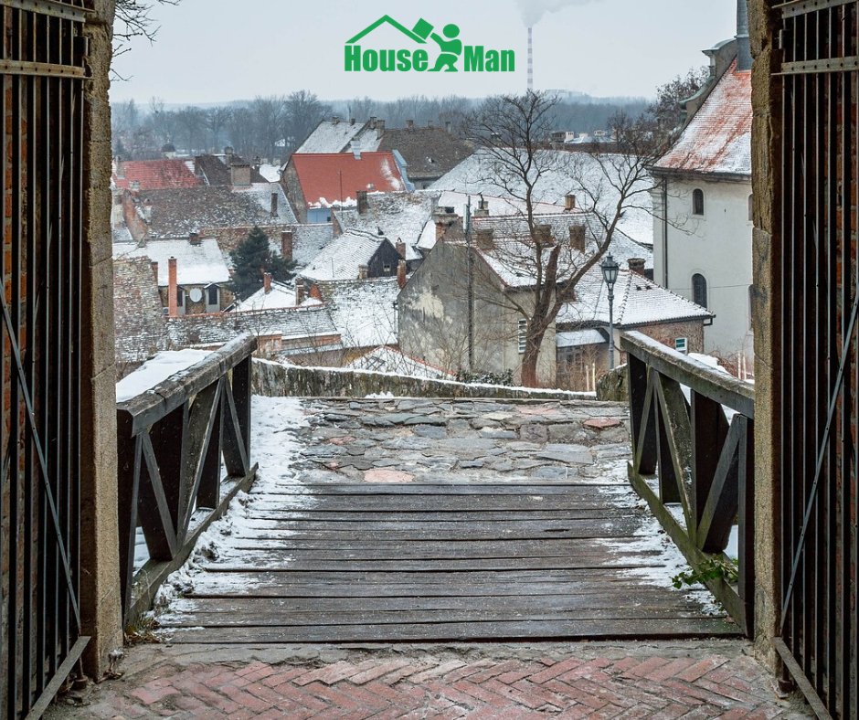 HouseManRS's tweet photo. Dolaskom zimskog perioda važno je da svaka stambena zajednica poseduje neophodnu zimsku opremu za čišćenje snega i leda oko zgrade - lopata za sneg, metla, putarska so i sl. ❄️
#HouseMan - komšija koji brine o vama! https://t.co/6HI1wFfCyM