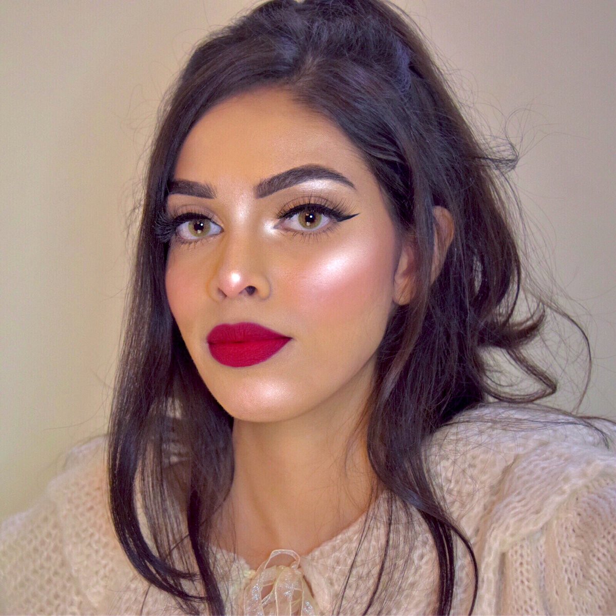 makeuppolitan's tweet image. Let it glow ❄️⛄️❤️
@TooFaced Born This Way Multi Use Concealer
@ColourPopCo Super Shock Cheek Highlighter in Flexitarian 
@JouerCosmetics Blush Bouquet in Flirt
@wetnwildbeauty Liquid Catsuit in Missy and Fierce 
#colourpop #redlips #holidayseason #Christmas