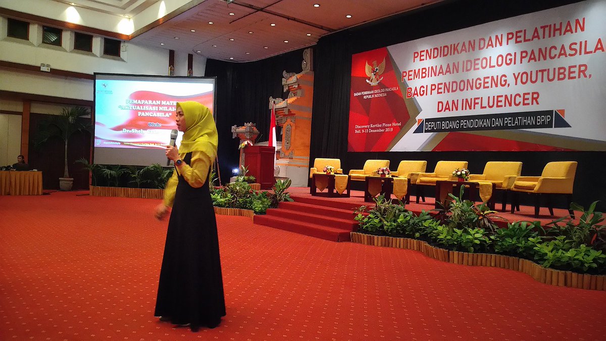 monicaang2's tweet photo. Setelah setengah hari lebih outbound tentang Pancasila, sore ini masih ada pemaparan materi aktualisasi nilai-nilai Pancasila. Kuy yang mau tahu materinya apa aja, pantengin TL saya yak

#SalamPancasila
#BPIP_RI 
#CeritaPancasila
@Diklat_BPIP https://t.co/Q6XScFJiYm