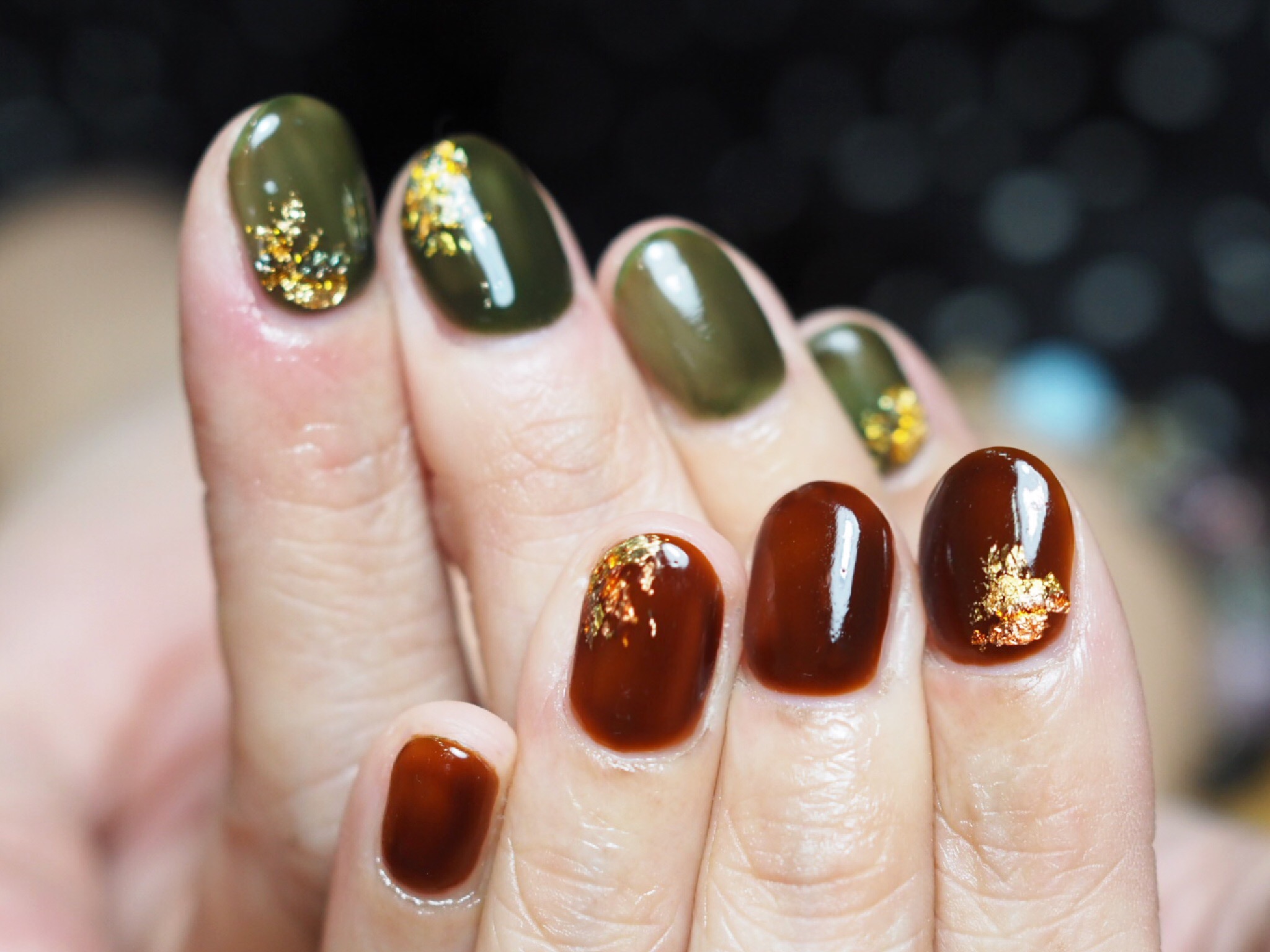 Nail Yumihari クリア茶色とカーキのアシンメトリーネイル 7500 ネイル ネイルデザイン ショート ネイル ニュアンスネイル デザインネイル 上品ネイル シンプルネイル 冬ネイル 大人ネイル 中目黒 中目黒ネイルサロン 個性派ネイル 札幌