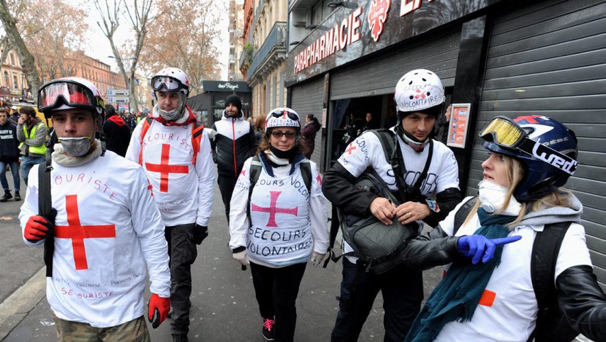RebellionPopu's tweet photo. 🆘Cagnotte pour les Street Medics :
https://t.co/iGLHrqeM20🆘

Soutenons les pendant les manifestations, ils nous sauvent, nous les oublions !

#Retraites
#greve12decembre 
#ViolencesPolicieres https://t.co/kwNnjeqqLi