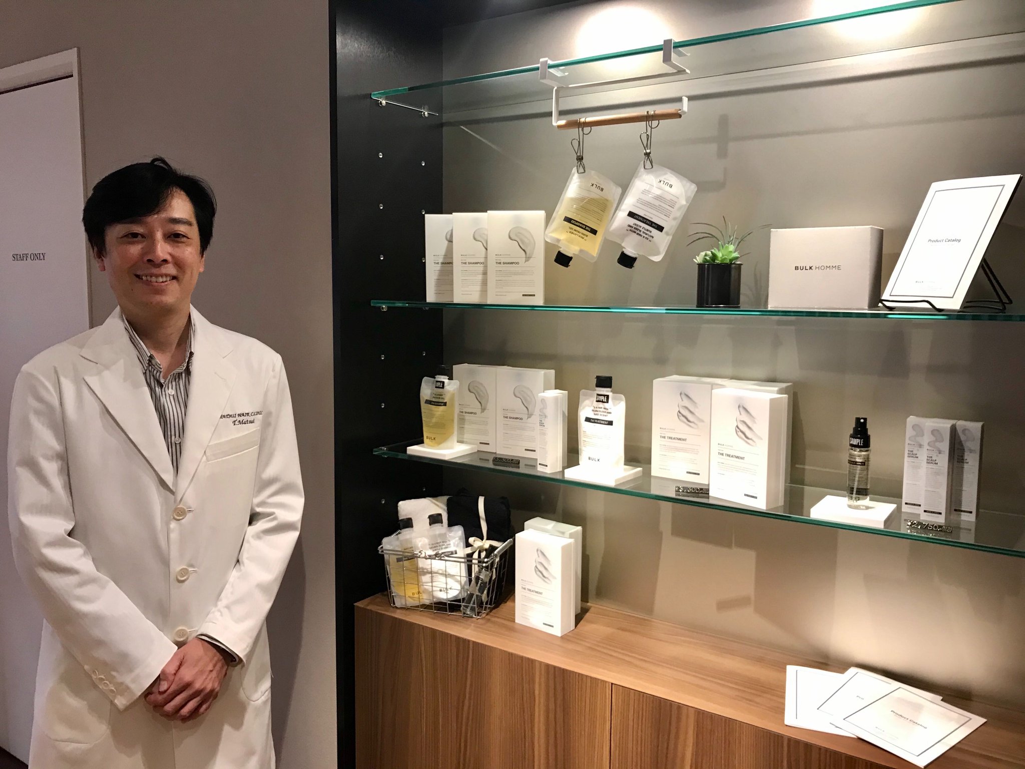 Bulk Homme クリニックでも販売中 新橋の 松井ヘアークリニック 様にて Bulkhomme ヘアケアラインをお取り扱いいただいております 笑顔が素敵な松井院長とbulk Hommeの陳列棚をパシャリ 頭皮にすごくいいと太鼓判をいただきました 頭髪にお