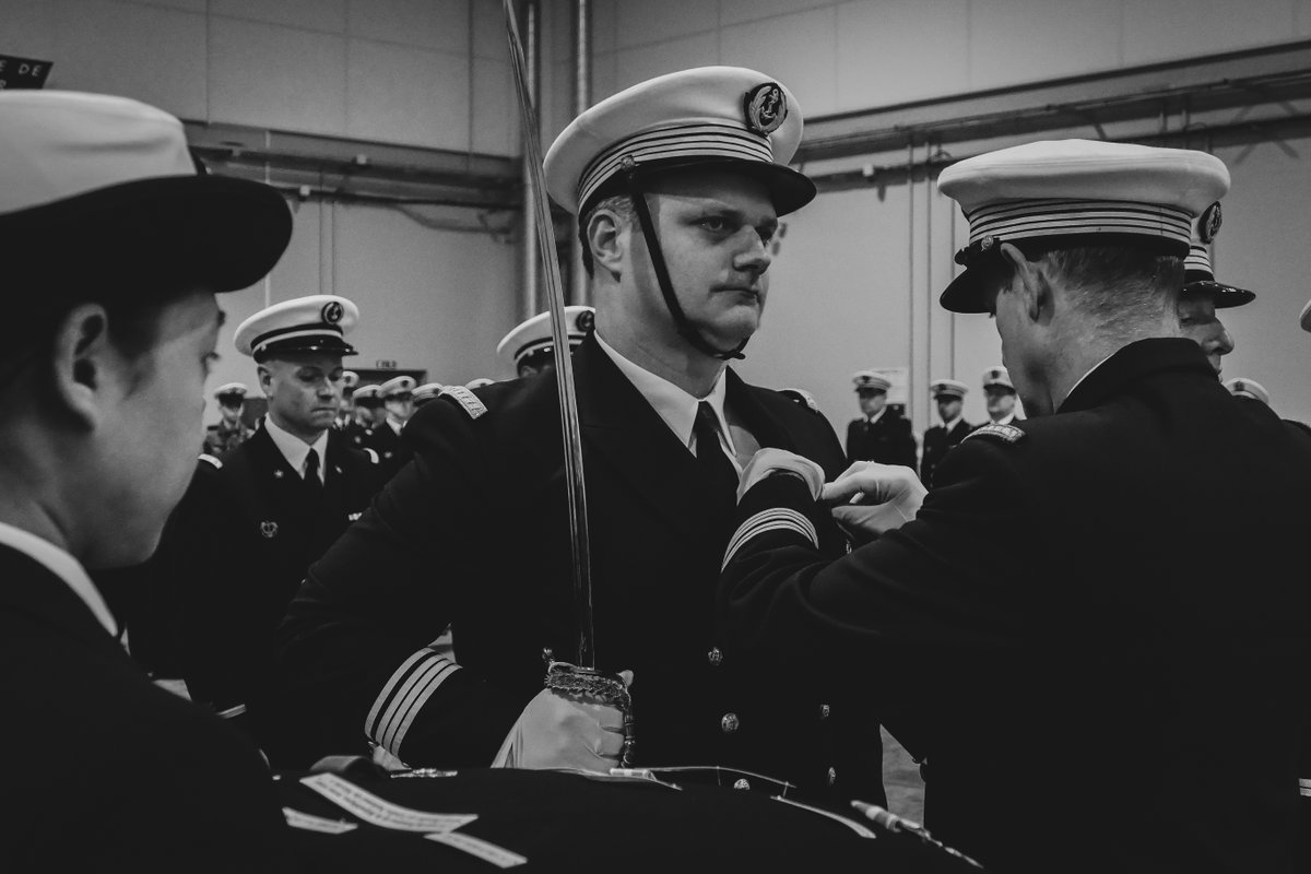 Le capitaine de corvette Olivier se faisant remettre la médaille