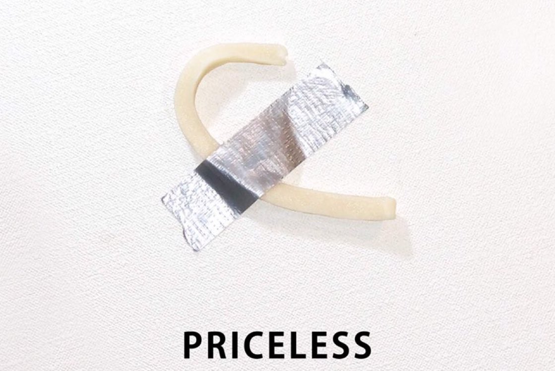 うどん脳 公式 脳 バナナをダクトテープでとめた作品が1300万で購入されたぶんのパロディが こちらです 撮影用に太さ1センチくらいのうどん こねたツル Twitter