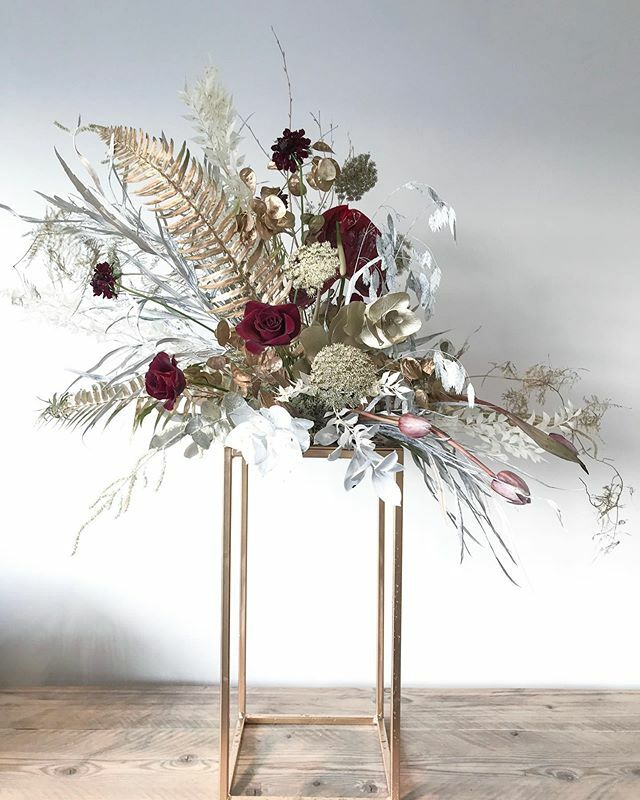 Our workshop is currently a hive of activity of whites and festive metallic  florals but we are taking a mini pause to talk to you about table centres. 
First off they’ve got to be super low or super high so that guests can talk freely across the table. … ift.tt/2LKBOAm