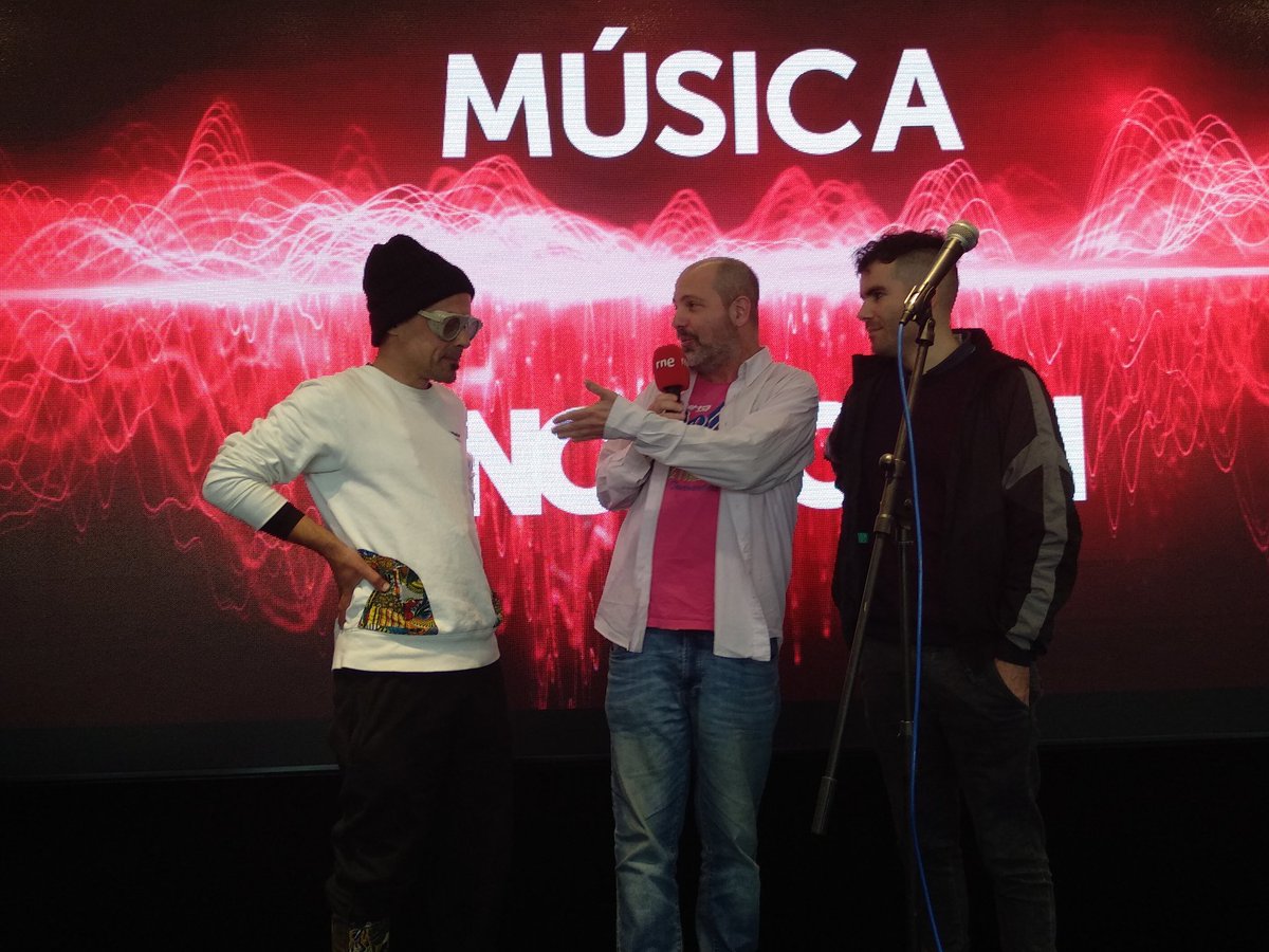 HET_Radio3's tweet photo. Biano y Katango, de @EMBOLOmanda, nos hablan de su nuevo disco #ClaraboyadelUniverso.  @PonideTroia https://t.co/NsynxFXKiV