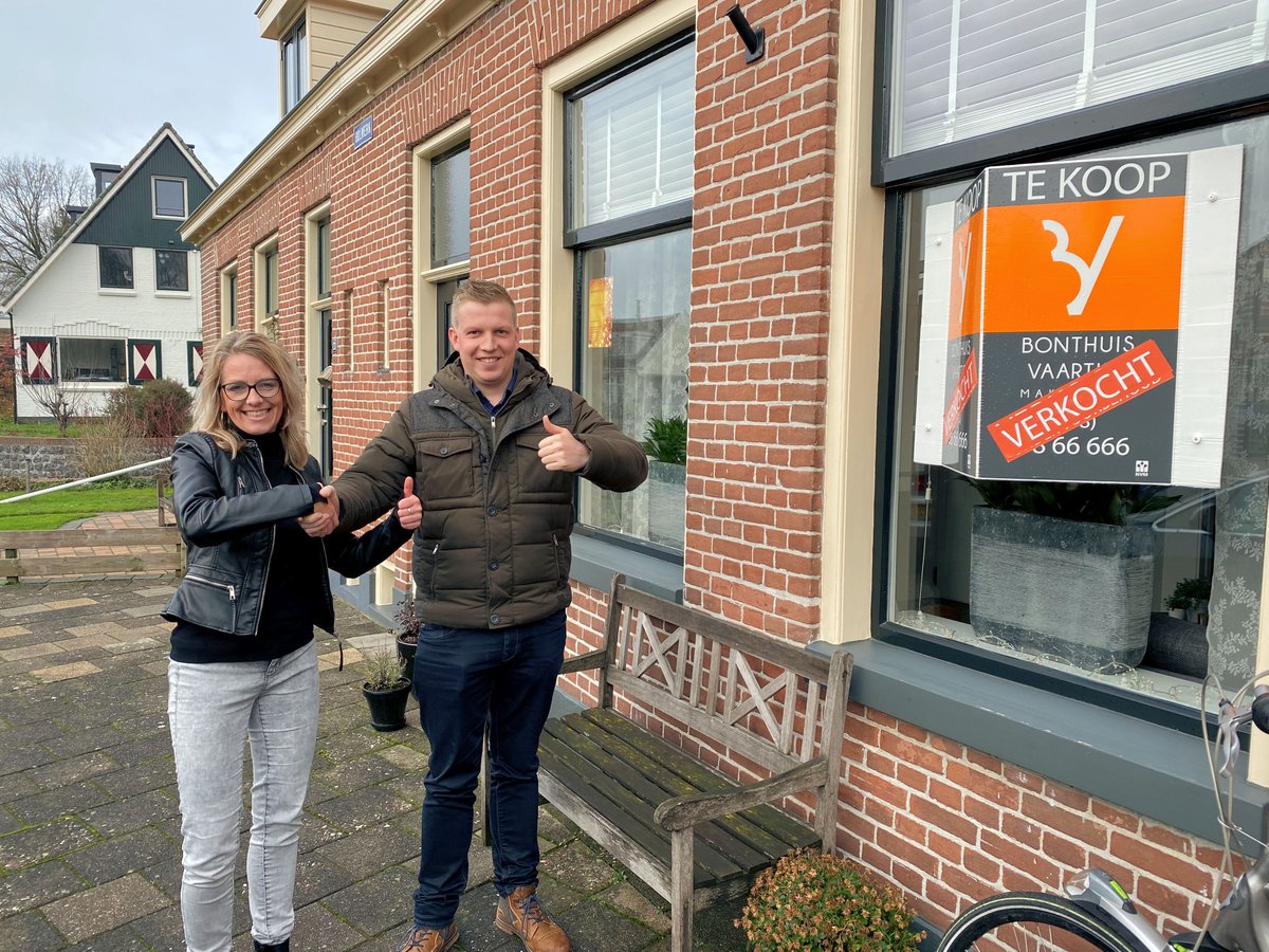 ..... en toen konden wij een VERKOCHT bord plaatsen bij Bolwerk 21 in #Hasselt .......😀

Lees meer facebook.com/bvmakelaars/ph…