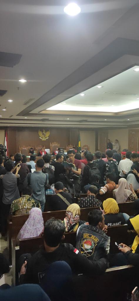 Sidang perdana Luthfi Alfiandi(22) di PN Jakpus. Luthfi disidang tdk seorang diri, ia bersama 14 demonstran lain. Rata-rata kelahiran 2000