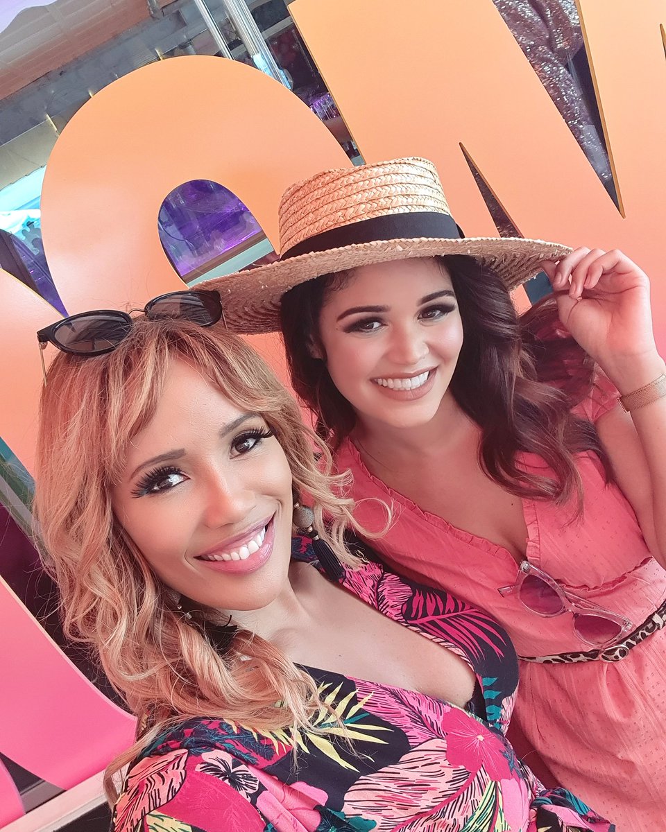 LeighAnne_Will's tweet image. #ThrowbackThursday to #COSMOsummer with my fave @zbzoebrown.Hello Summer ☀️☀️