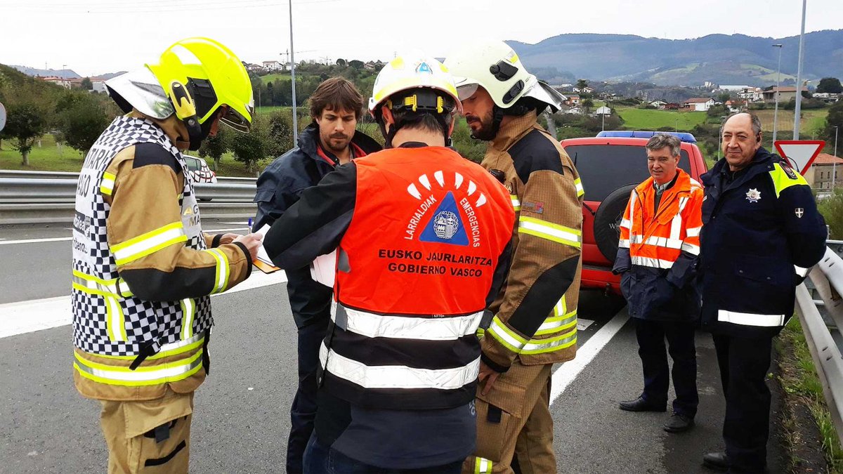 seguridadkimika's tweet photo. Larrialdi kimikoko simulazio batera goaz eta dena kontatzen dizugu  👇 https://t.co/blNkr5AZgs #simulazio #SeguridadKIMIKA #Larrialdiak https://t.co/cBlRuxG6ad