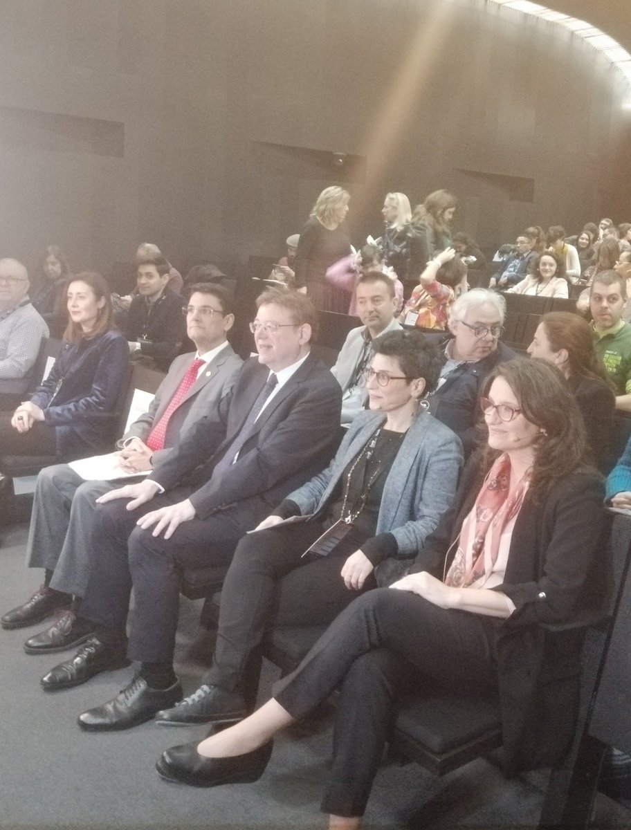 Ya está en marcha el #Foro4IS. Presenta Ángel Ramirez el vídeo que homenajea los 20 años de Jovesolides y se ubican en primera fila las autoridades