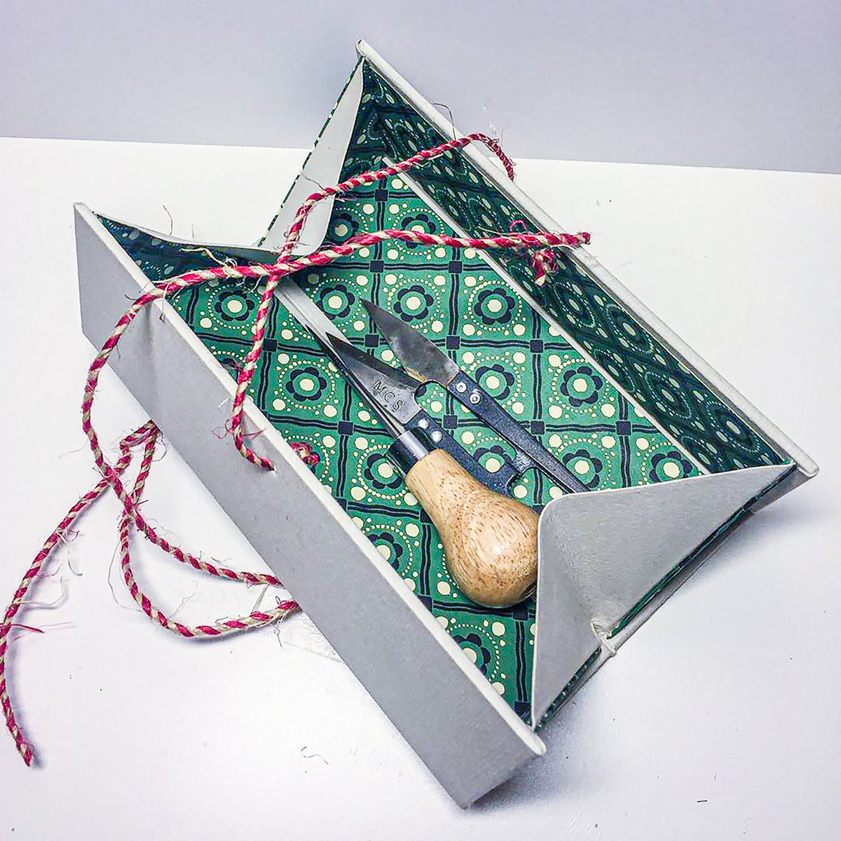 ibookbinding's tweet image. Johan Wallin (Instagram: johwal70) is a music teacher from Kronoberg (Sweden). However, his spare time is often spent on bookbinding. Here are several batwing boxes he has made recently. In my opinion, they resemble some sci-fi characters even more than a bat’s wing :)