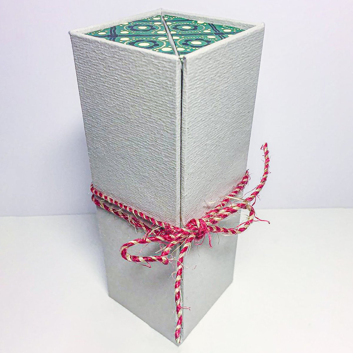 ibookbinding's tweet image. Johan Wallin (Instagram: johwal70) is a music teacher from Kronoberg (Sweden). However, his spare time is often spent on bookbinding. Here are several batwing boxes he has made recently. In my opinion, they resemble some sci-fi characters even more than a bat’s wing :)