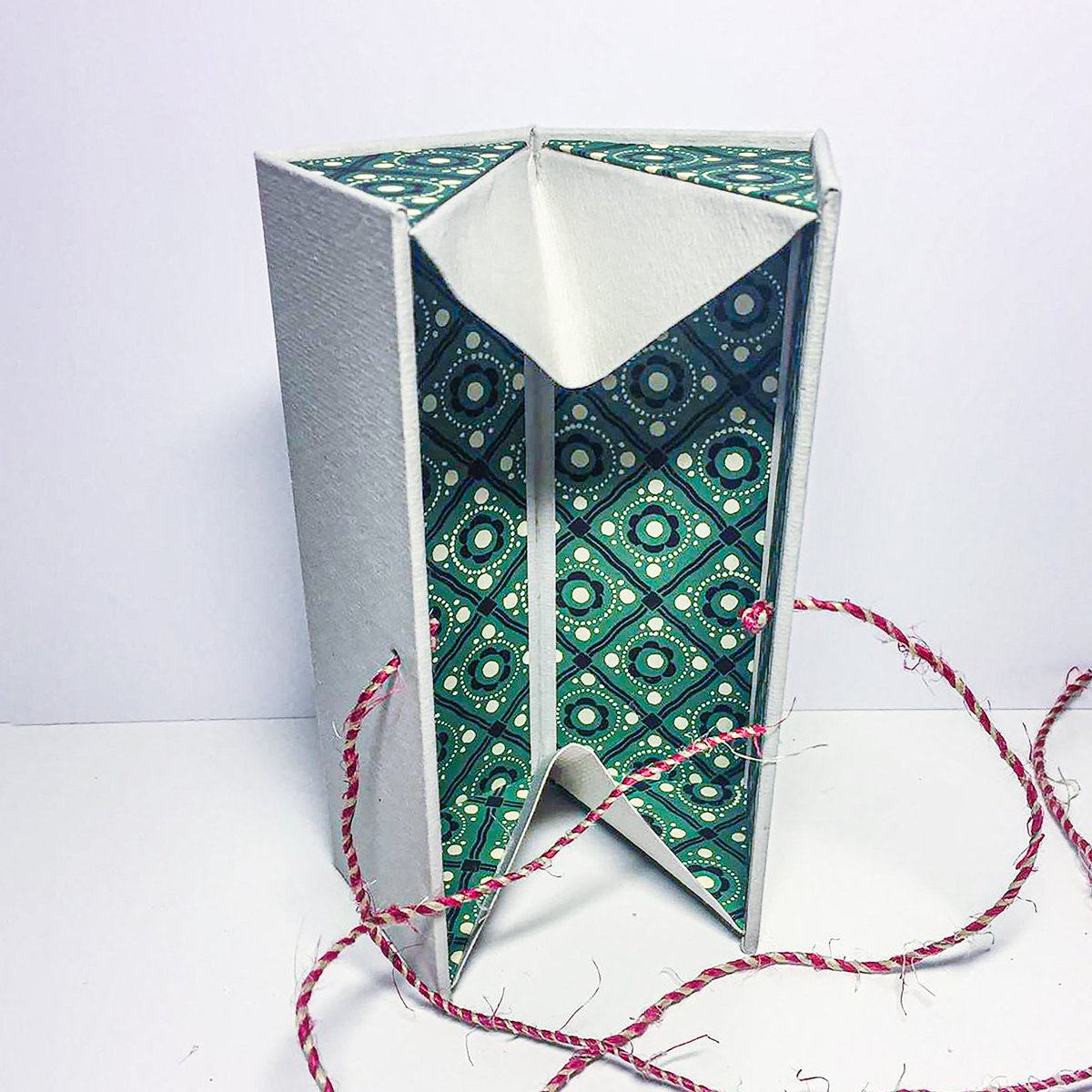 ibookbinding's tweet image. Johan Wallin (Instagram: johwal70) is a music teacher from Kronoberg (Sweden). However, his spare time is often spent on bookbinding. Here are several batwing boxes he has made recently. In my opinion, they resemble some sci-fi characters even more than a bat’s wing :)