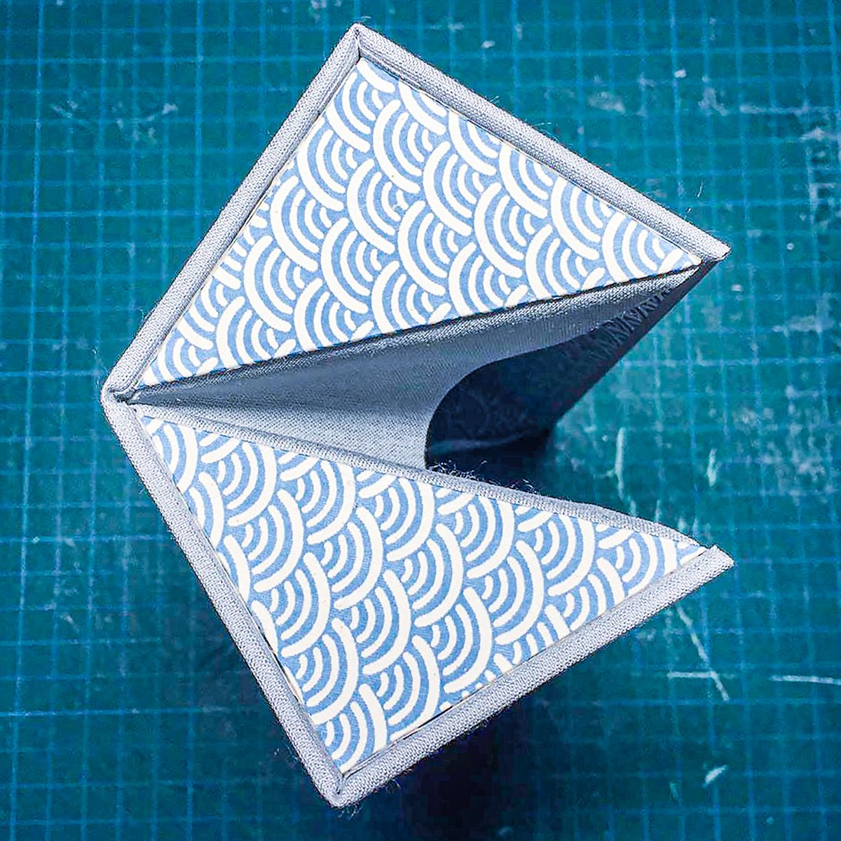 ibookbinding's tweet image. Johan Wallin (Instagram: johwal70) is a music teacher from Kronoberg (Sweden). However, his spare time is often spent on bookbinding. Here are several batwing boxes he has made recently. In my opinion, they resemble some sci-fi characters even more than a bat’s wing :)