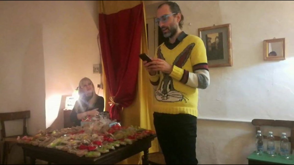 AromiGli's tweet photo. Il video della Poesia I SAPONI LADDOVE SAREMO scritta ed interpretata da @maxponte24 il 16 novembre al Circolo Dopptutto di Avigliana. Più info/more info ➡ https://t.co/859H7WxDFw
#gliaromidicleopatra👁 #dopotutto #presentazione #soap #poetry #maxponte #handmadesoap #christmas https://t.co/WB9Igol7TW