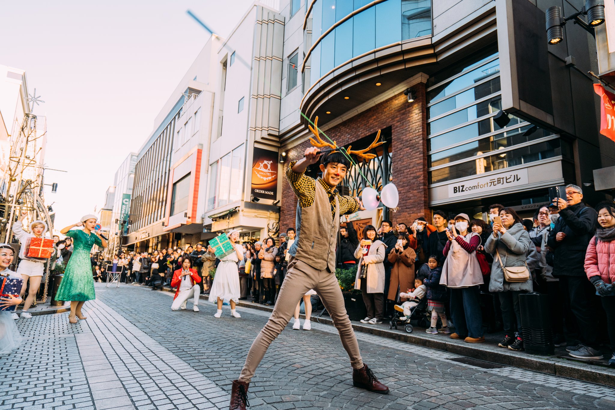 パフォーマーえはら 角が折れないようにしたかったな 裁縫の才能やどれ アウトオブシアター ストリートザミュージカル 元町ショッピングストリート パフォーマーえはら ジャグリング パフォーマー 大道芸人 トナカイ T Co 967fxleqzo