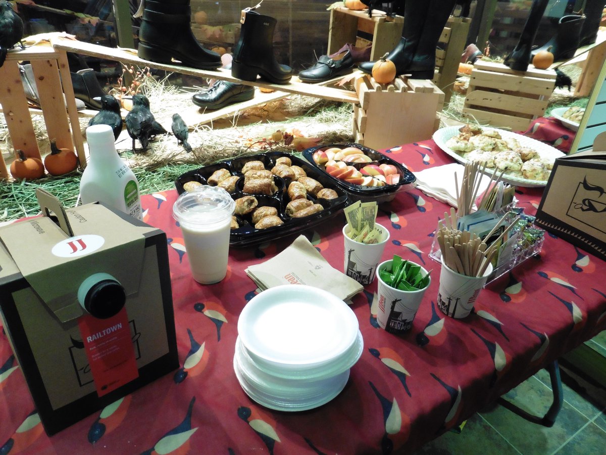 KitsMeetup's tweet image. Getting ready for our final #KitsMeetup of the year. Come for good cheer this morning at 7am, @FootSolutionsBC @kitsonbroadway meetup.com/KitsilanoBusin…