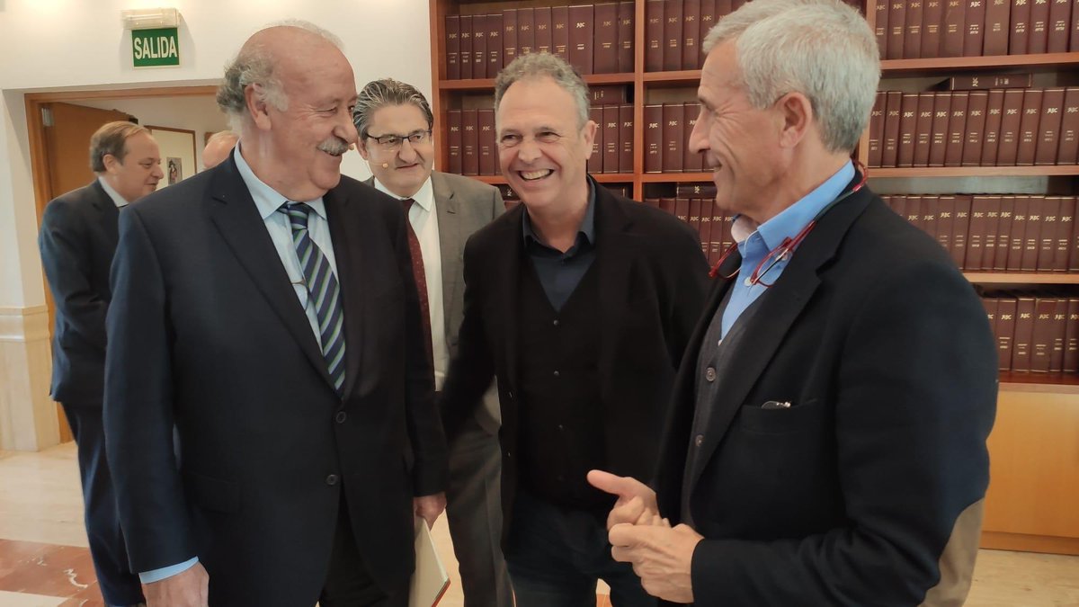 JoaquinCaparros's tweet photo. Un placer siempre escuchar a Vicente del Bosque. Hoy hemos tenido el placer de asistir a una charla magistral en @abcdesevilla. 
#90ABCSev https://t.co/GiHs36aJDy