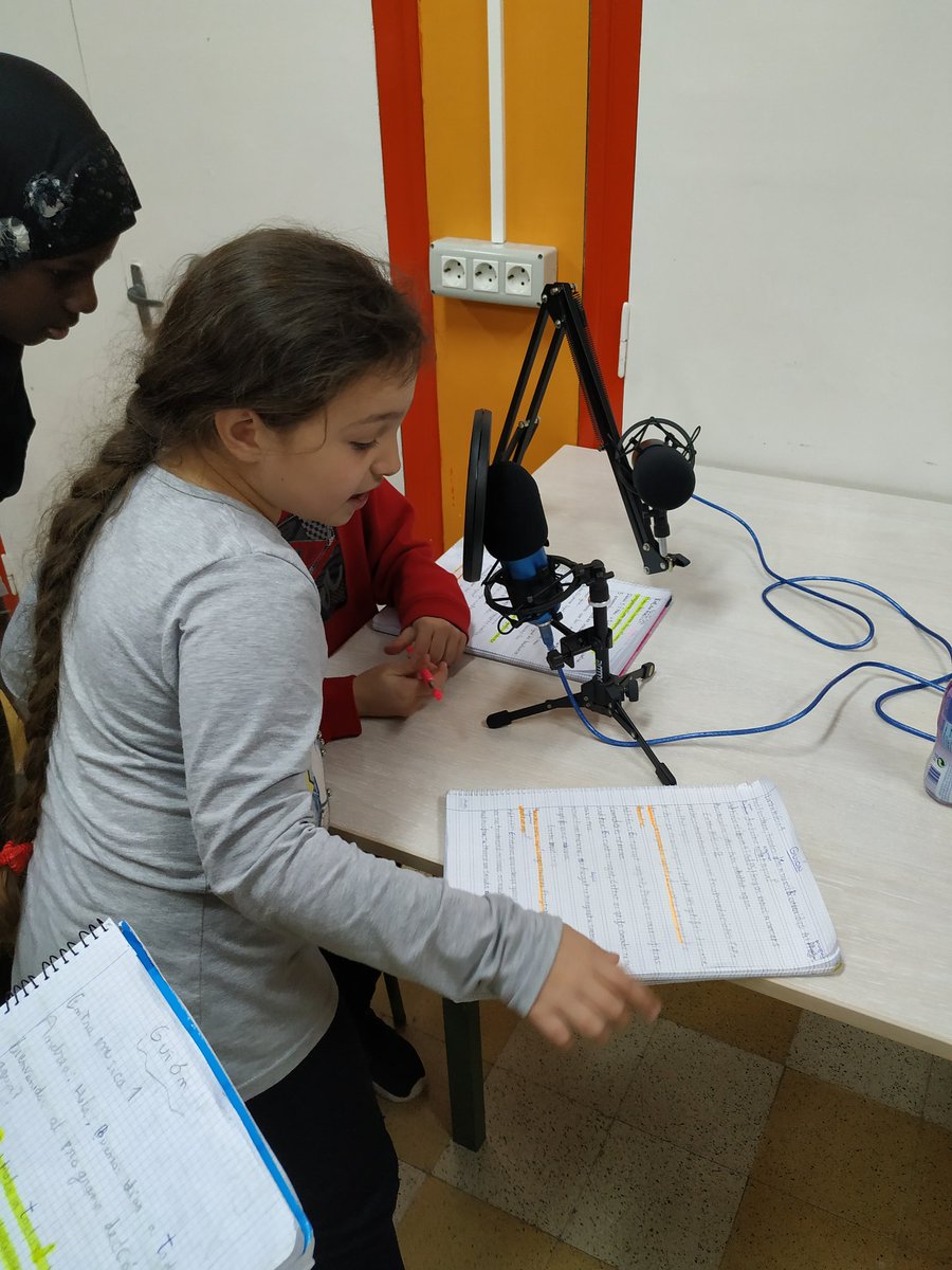 CEIPDomingMiral's tweet photo. El alumnado de 3° está preparando un programa radiofónico sobre ahorro de agua, ¡atent@s porque nos van a decir cosas muy interesantes! @I_like_radio @salanova_munoz @RedEvolucionAr @japbello @migapah @BabelAyala @tonimartinez24 https://t.co/r70a3pWDD6