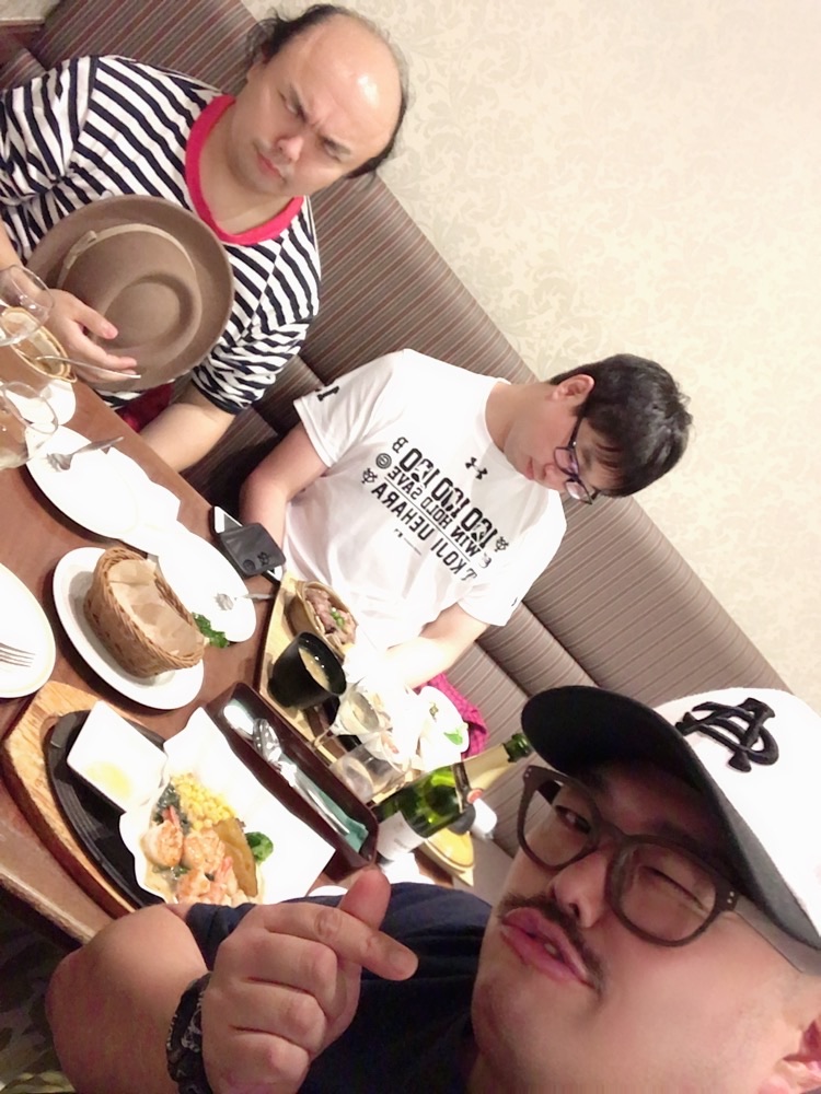 安田大サーカス クロちゃん 誕生日をもう一度祝いたいって ファミレス集合させられて たらふく食べて飲んで お会計をまかされるとか なんなのぉー W この人達 意味不明なんですけどー 意味わからんち会長だしん 金返せだしん
