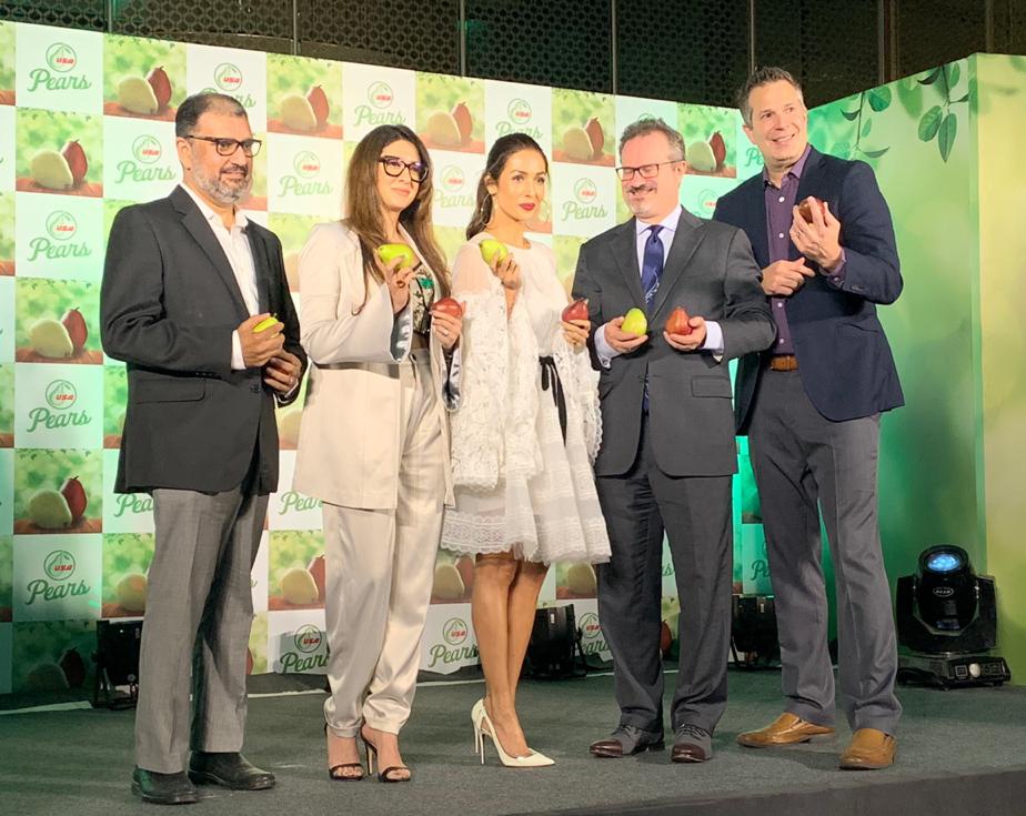 USDAIndia's tweet photo. @USAPearsIndia welcomes #cgranz @MalaikaArora_FC and @poojamakhija at the USA Pear media launch. #TasteOfAmerica #pearcare #healthyfood #getapear #pearworld #starteatinghealthy #dailydoseoffiber #eatwell #eatquality #freshfruit #juicypear #crunchypear #pearsarebest #loveforpears https://t.co/yER5EDBDLl