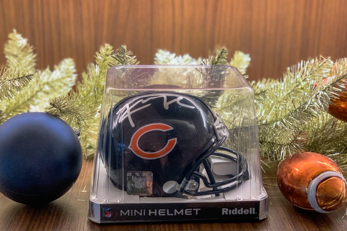ChicagoBears's tweet image. RT by 12pm CT for a chance to win this @FiftyDeuce autographed mini helmet &amp;amp; to #ProBowlVote for #MackAttack! 😤

RULES: chgobrs.com/34k4TcB